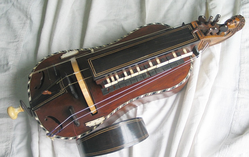 pirate-instrument-hurdy-gurdy